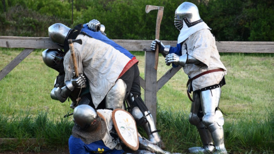 À la découverte du béhourd, un sport-passion pour la Confrérie des Loups À la découverte du béhourd, un sport-passion pour la Confrérie des Loups