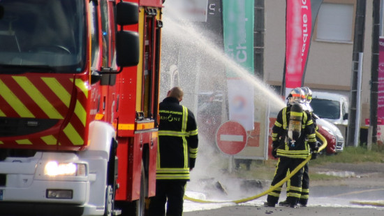 Près de Lyon : un incendie dans une entreprise de collecte de déchets