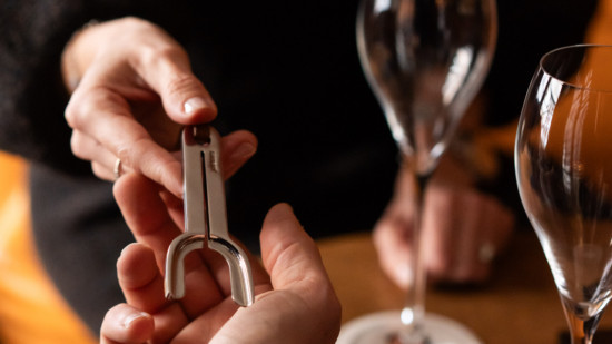 Lyon : elle veut remettre au goût du jour un objet oublié pour ouvrir les bouteilles de champagne