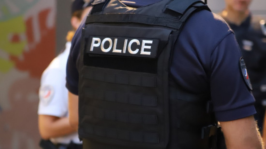 Près de Lyon : les retraités se plaignaient des dealers, ils sont séquestrés dans leur propre appartement Près de Lyon : les retraités se plaignaient des dealers, ils sont séquestrés dans leur propre appartement