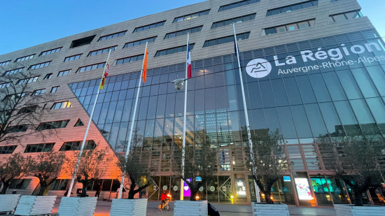 Lyon : un drapeau orange hissé devant l’Hôtel de Région en hommage à la famille Bibas, changement de plan pour le rassemblement