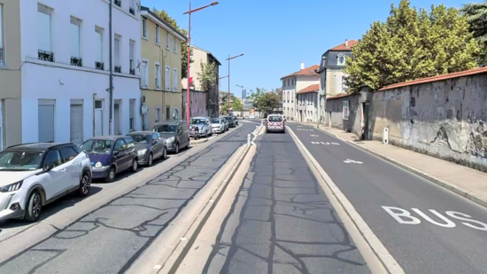 Près de Lyon : un accident spectaculaire laisse des voitures stationnées en piteux état