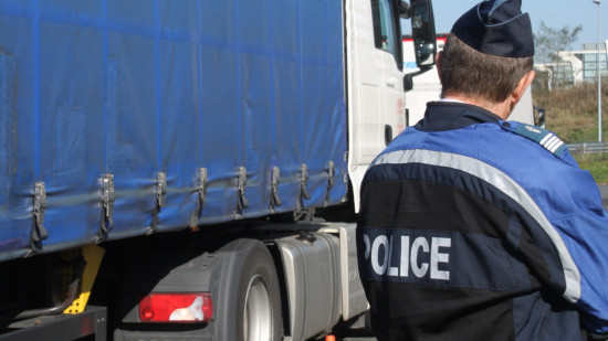 Ils vident les réservoirs de poids-lourd sur une aire d'autoroute : près d'un kilolitre dérobé Ils vident les réservoirs de poids-lourd sur une aire d'autoroute : près d'un kilolitre dérobé