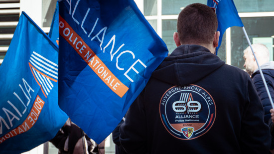 "La police ne se lève pas le matin avec l’intention de tuer" : les policiers mobilisés à Villeurbanne contre un procès Nahel "La police ne se lève pas le matin avec l’intention de tuer" : les policiers mobilisés à Villeurbanne contre un procès Nahel