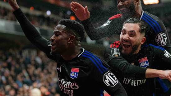 Sous une pluie battante, l'OL douche Nice