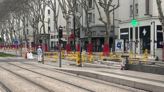 Elle doit vendre son commerce à Lyon à cause des travaux : "Je ne dors plus, il ne me reste quasiment plus rien"