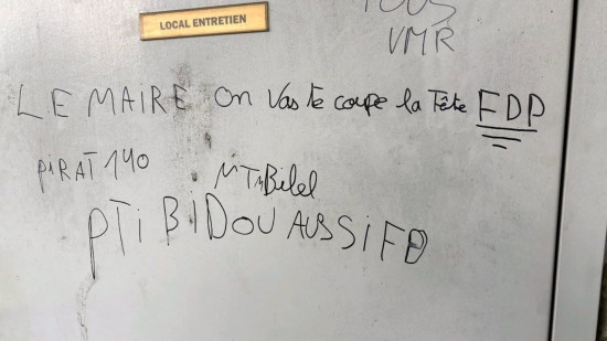 "Le maire on va te couper la tête" : menaces contre Alexandre Vincendet et tags anti-police découverts à Rillieux "Le maire on va te couper la tête" : menaces contre Alexandre Vincendet et tags anti-police découverts à Rillieux
