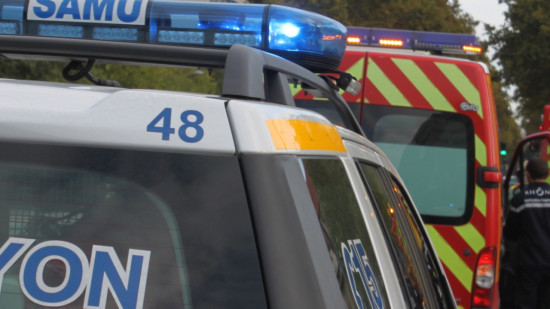 Grave accident près de Lyon : un motard et un automobiliste en urgence absolue