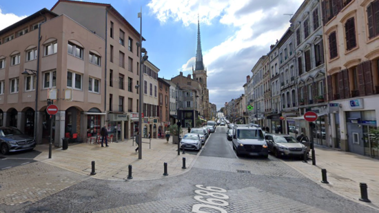 Près de Lyon : coup de couteau à la gorge en pleine rue Nat', panique à Villefranche-sur-Saône Près de Lyon : coup de couteau à la gorge en pleine rue Nat', panique à Villefranche-sur-Saône