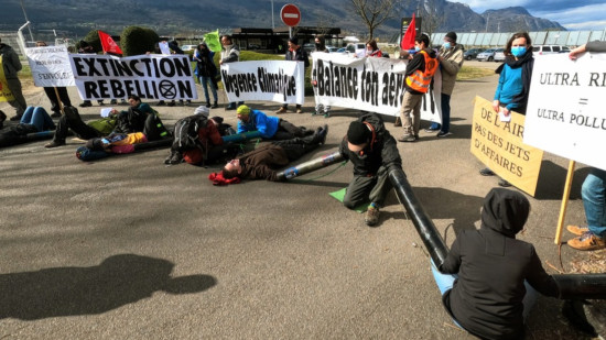 "La lutte contre les PFAS est loin d’être terminée" : action coup de poing ce samedi à Lyon