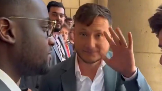 Face-à-face tendu entre le lyonnais Raphaël Arnault et des journalistes à l’Assemblée nationale