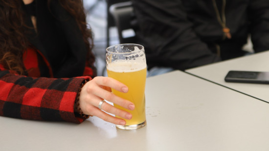 Près de Lyon : fan de Johnny et alcoolique, la restauratrice avait "allumé le feu" aux cheveux de son employée