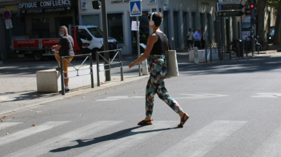 Arceaux-vélos et terrasses retirées : les solutions des associations lyonnaises pour protéger les piétons