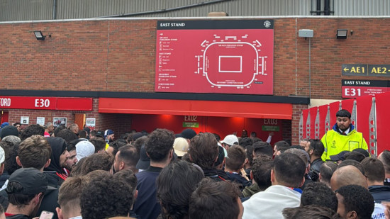 Des centaines de supporters lyonnais bloqués à Old Trafford, l'OL lance un appel à témoignages Des centaines de supporters lyonnais bloqués à Old Trafford, l'OL lance un appel à témoignages