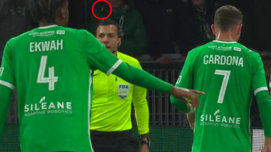 Arbitre atteint par un projectile, derby ASSE-OL interrompu : un supporter interpellé à la sortie de Geoffroy-Guichard et placé en garde à vue