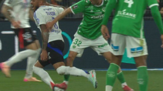 Il y avait bien carton rouge lors d'ASSE-OL : la Direction de l'arbitrage fustige la VAR