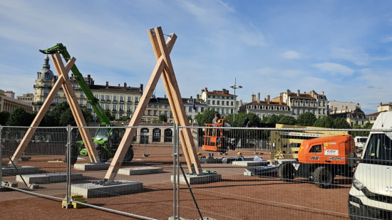 Lyon : le montage de l'oeuvre éphémère à 1,6 million d'euros débute place Bellecour