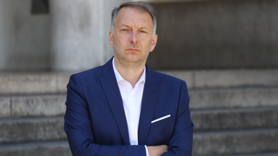 "Les auteurs de ces actes devront être identifiés et fermement condamnés" : le ministère de l'Intérieur se lance à la recherche de ceux qui ont tagué le domicile de Bruno Bernard