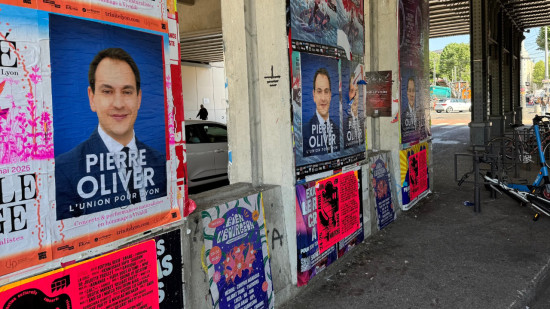 Pierre Oliver inonde Lyon d'affiches pour les municipales : les écologistes lui font la leçon Pierre Oliver inonde Lyon d'affiches pour les municipales : les écologistes lui font la leçon