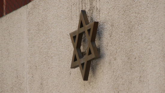 En possession d’un cutter, il s’introduit de nuit dans la synagogue de Caluire