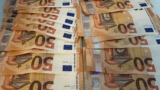 Elle trouve plus de 1000 euros dans la rue près de Lyon : sa décision améliore son karma, pas son compte en banque Elle trouve plus de 1000 euros dans la rue près de Lyon : sa décision améliore son karma, pas son compte en banque