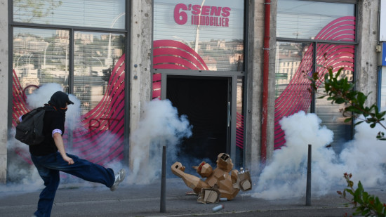 Manif du 1er mai à Lyon : une mobilisation équivalente à celle de l'an dernier, les blacks blocs font du dégât