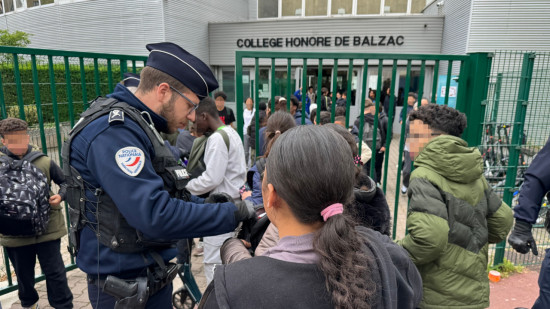 La police fouille les sacs à l'entrée d'un collège de Vénissieux : l'ado venait en cours avec un couteau