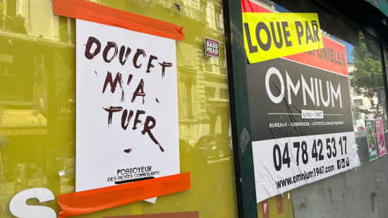 "Doucet m’a tuer" : plusieurs affiches contre le maire de Lyon collées sur des commerces fermés de la Presqu’île