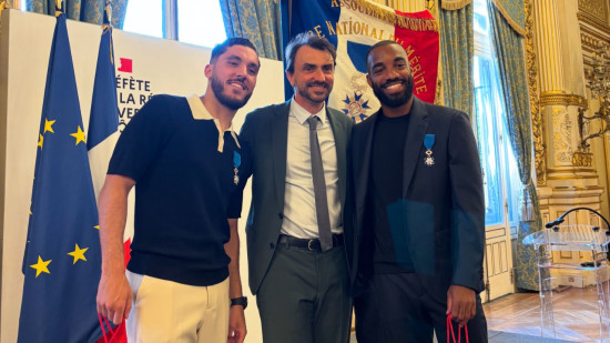 "Lyon vous est infiniment reconnaissant" : deux joueurs de l'OL deviennent chevaliers dans l'ordre national du Mérite