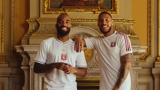 OL : le maillot des 75 ans du club officiellement dévoilé OL : le maillot des 75 ans du club officiellement dévoilé