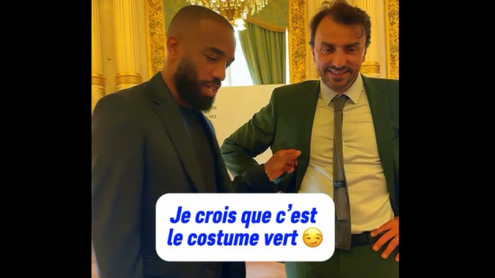 Le maire de Lyon débarque avec un costume vert à une cérémonie de l’OL, les enfants d'Alexandre Lacazette refusent de lui dire bonjour
