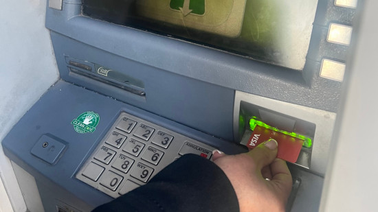 Victime d'une arnaque près de Lyon, il remet sa carte bancaire à des escrocs : le papy soulagé de 5000 euros