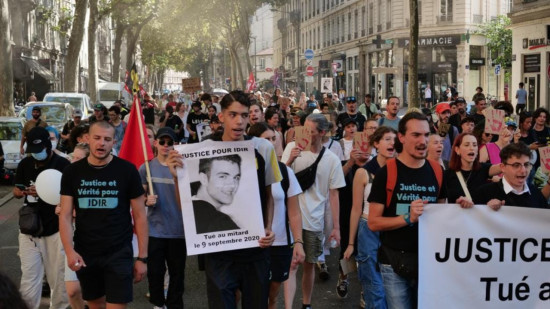 Lyon : une marche contre les violences pénitentiaires et les "morts suspectes" à la prison de Lyon-Corbas Lyon : une marche contre les violences pénitentiaires et les "morts suspectes" à la prison de Lyon-Corbas
