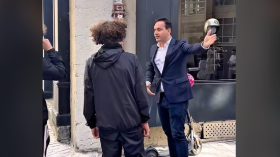 "On est obligé de tout plier à cause du bordel que vous faites" : les pétards qu'ils jettent provoquent un mouvement de foule à Lyon, Pierre Oliver interpelle les jeunes "On est obligé de tout plier à cause du bordel que vous faites" : les pétards qu'ils jettent provoquent un mouvement de foule à Lyon, Pierre Oliver interpelle les jeunes