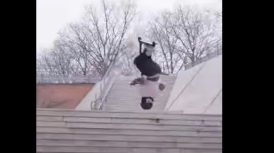 Lyon : il réalise un salto arrière en trottinette au-dessus des 25 marches de la Cité internationale (VIDEO)