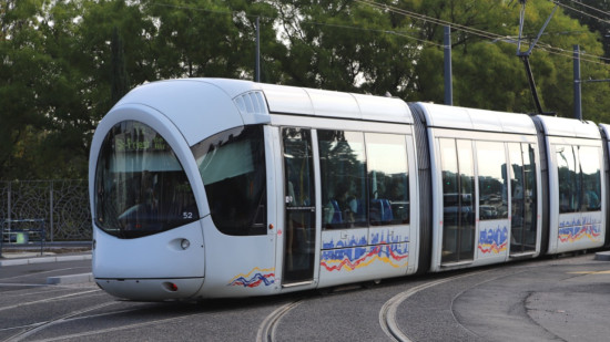 Panique dans le tramway T2 à Bron : un homme armé d’un couteau interpellé