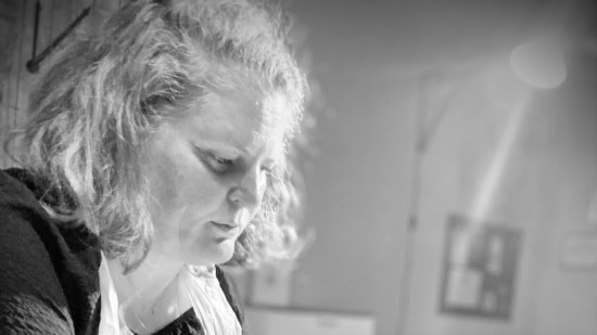 "Ce n’est plus la maladie qui décide, c’est vous" : une tatoueuse lyonnaise au service des corps abîmés par le cancer du sein