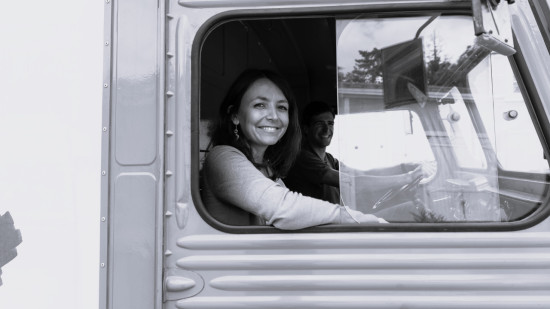 A bord d’une voiture de collection, une vigneronne du Beaujolais se lance dans un road trip