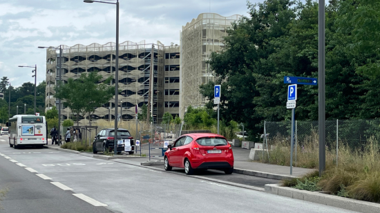 Stationnée légalement, elle est verbalisée à Saint-Genis-Laval : une mère de famille "écœurée" dénonce une "injustice"