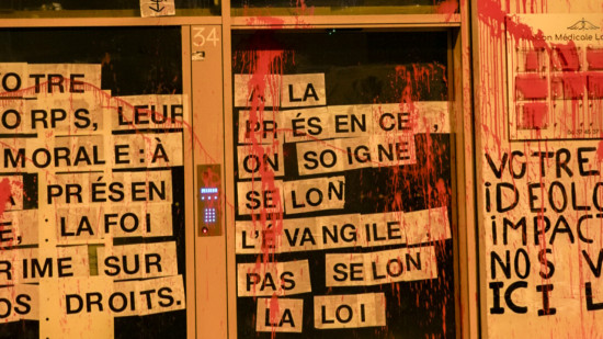 Lyon : des féministes revendiquent l'attaque d'une maison médicale catholique accusée de refuser de prescrire des contraceptifs