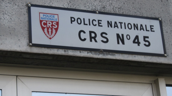 Près de Lyon : après une altercation, un automobiliste fonce sur le centre national de la police