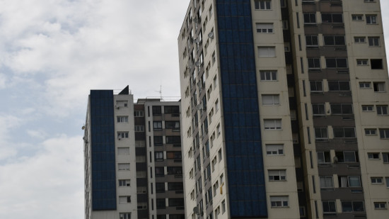 Près de Lyon : les dealers forcent une porte anti-squat, leur cache d'arme et de drogue découverte par la police Près de Lyon : les dealers forcent une porte anti-squat, leur cache d'arme et de drogue découverte par la police