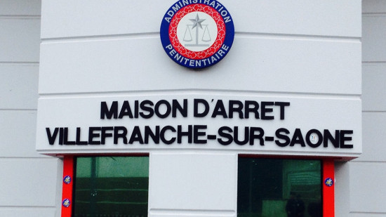 Audience sous tension à Villefranche-sur-Saône : un détenu crache sur la procureure et finit évacué du tribunal