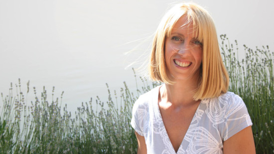 Autrice du best-seller "La sage-femme d’Auschwitz", le phénomène littéraire Anna Stuart en dédicace à Lyon