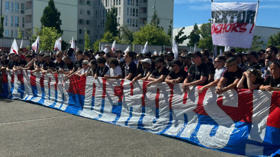 "Textor, casse toi !" : des centaines de supporters de l'OL réclament le départ de leur propriétaire américain