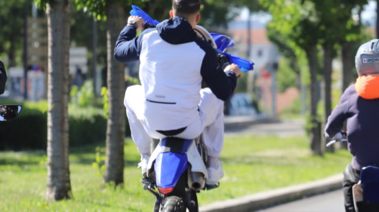 Moto-cross, trottoirs, sens interdits : un homme condamné pour un rodéo urbain près de Lyon