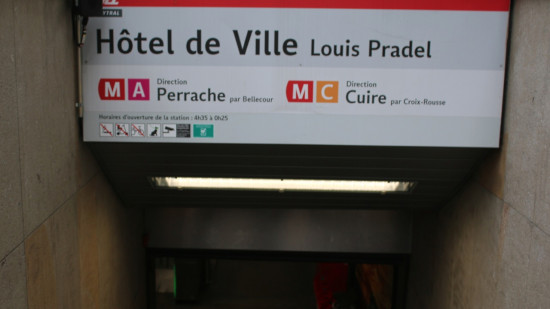 Lyon : un homme entre la vie et la mort après une chute sur les rails du métro A
