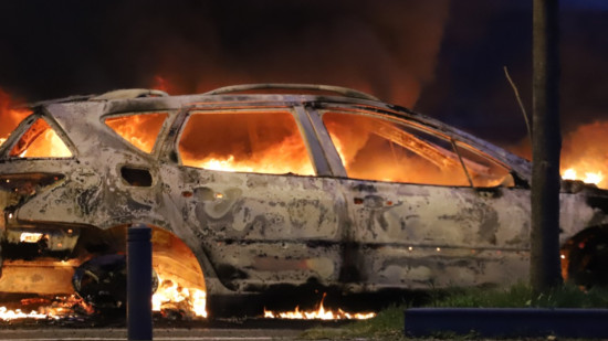 Trois véhicules brûlés en une nuit au nord de Lyon : que s’est-il passé ?