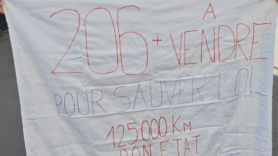 Insolite : un supporter lyonnais vend sa voiture pour "sauver l’OL"