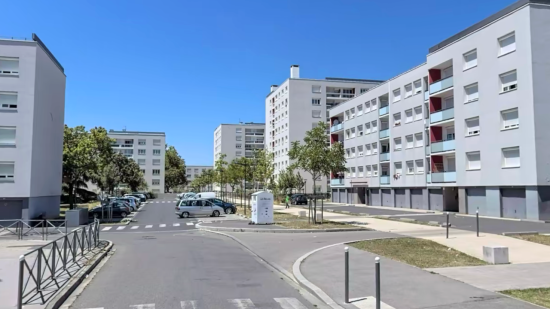 Caméra sciée, insécurité persistante : la mairie impose un couvre-feu aux moins de 16 ans dans ce quartier près de Lyon